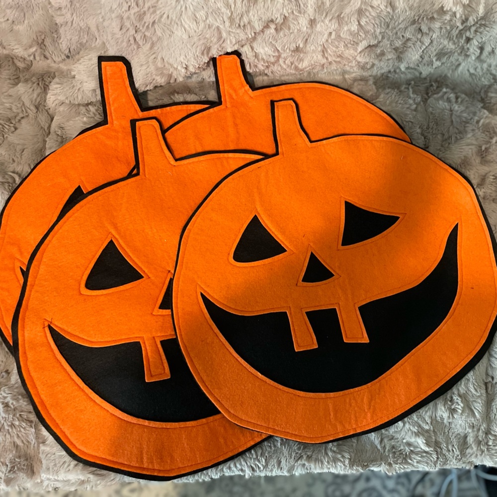 NWOT-Halloween Place Mats (4)